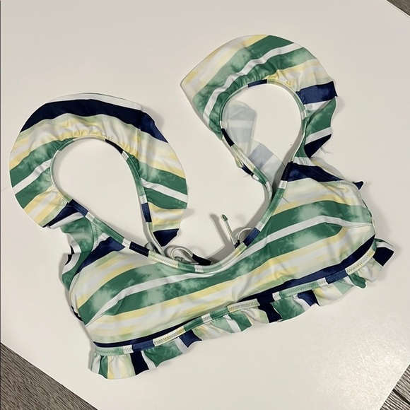 Aerie scoop
Ruffle bikini top small - Picture 2 of 5